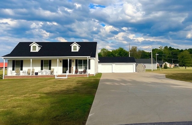 Updated home, clean, comfy, huge driveway! Just minutes from KY Lake, food & fun