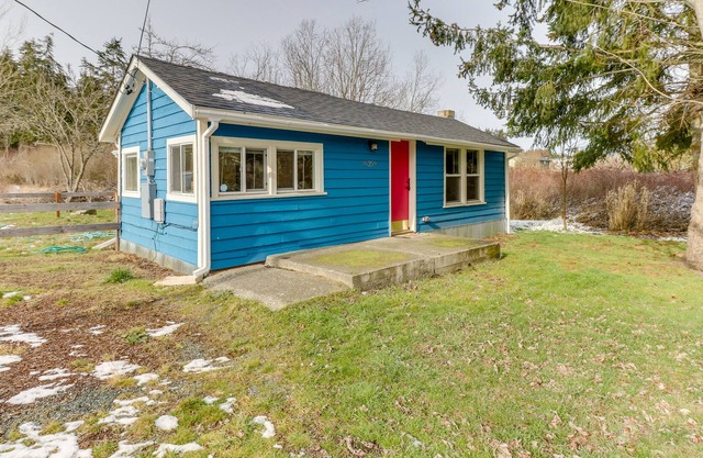 Updated home close to everything w/ large yard & deck - 2 dogs welcome!