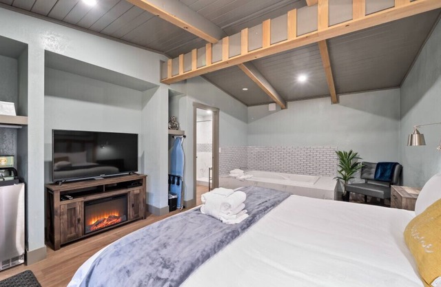 Updated King Bed with Jacuzzi! Stay on Stateline at Blue Jay Lodge