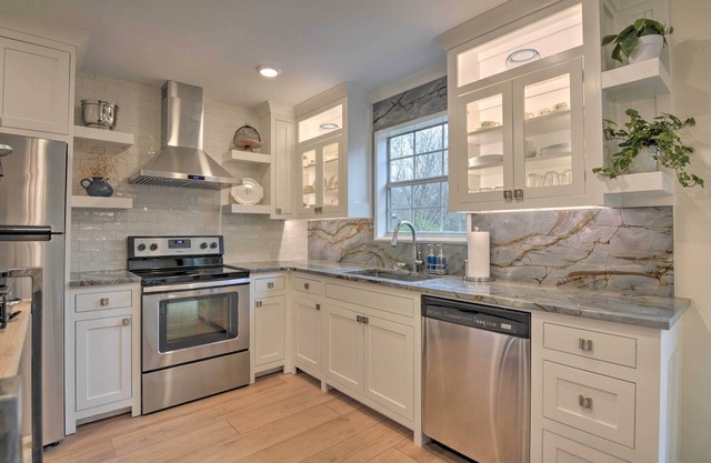Updated & Modern House < 1 Mi to Dtwn Bentonville!