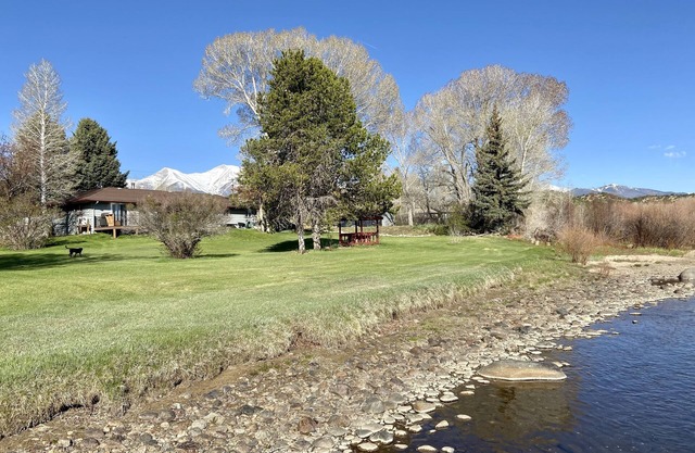 Updated, pet friendly home steps from the Arkansas River~ Fly Fishing & Rafting