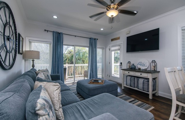 Updated Second Floor Condo w/Free Pool Access; Direct Beach Access; Cable TV/WiFi Access