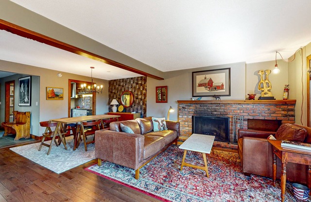 Updated townhome with excellent Green Mountains views - AC, office