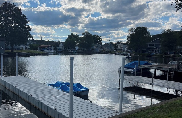 Updated Waterfront. Pet friendly. Private cove. Close to restaurants and parks.