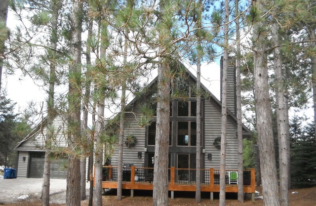 Upgraded! Beautiful, Spacious Cabin at Crystal Mountain Resort.