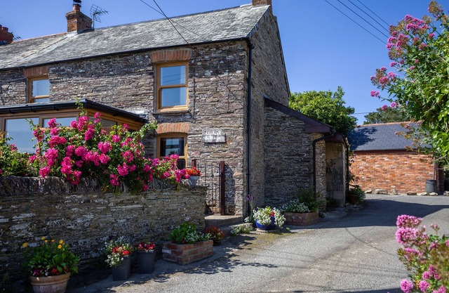 UPHILL COTTAGE, pet friendly, country holiday cottage in Penrose