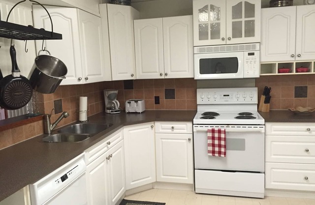 Upper Cottage Suite in Sylvan Lake - 2 Bedroom, sleeps 2 Adults