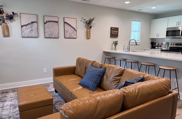 Upper Fort Flat - Sleep 8 with Balcony Views