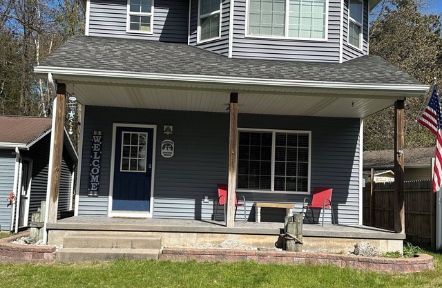 Upper Silver Lake cottage just minutes from Silver Lake Sand Dunes