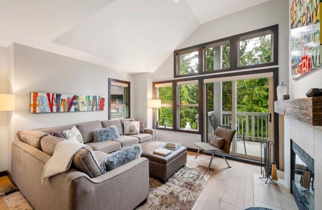 Upper Village 3BR:Sleeps 6,Hot tub,Patio+BBQ,Free Parking & Steps from Golf Course!