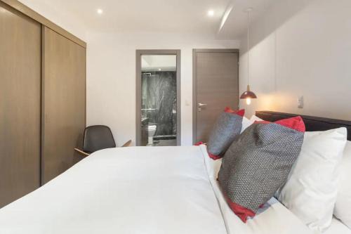 Uppermost 3BR, Gym, Roofgarden. Socrates