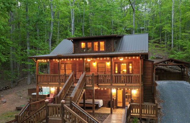 Upscale Cabin! Hot Tub & Arcade. Relax and Make Memories!