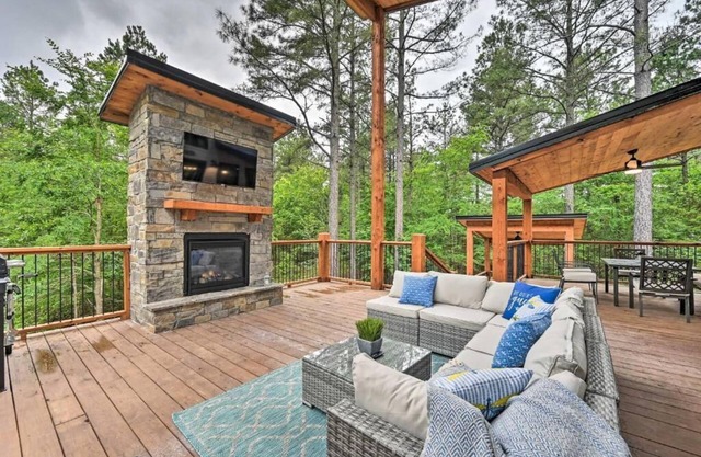 Upscale cabin-patio oasis-relaxing spa-book3get1free.