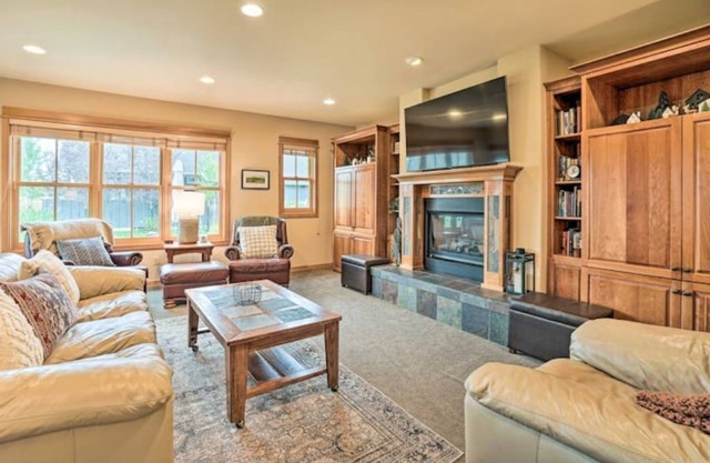 Upscale, centrally located, Dog friendly!
