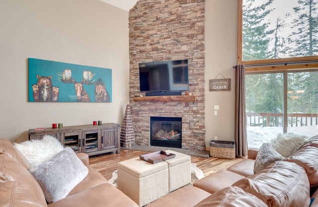 Upscale Chalet with hot tub- walk to everything! No hidden/cleaning fees.