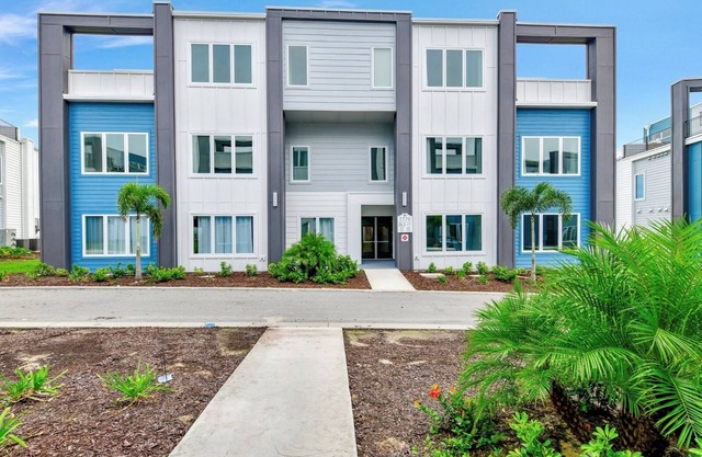 Upscale Condo with Pool Table near Disney with Resort & Waterpark Access -.