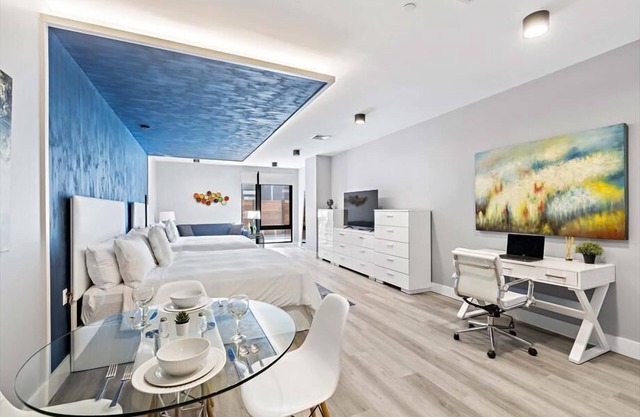Upscale Double King Suite| Fitness Center | Mott Haven
