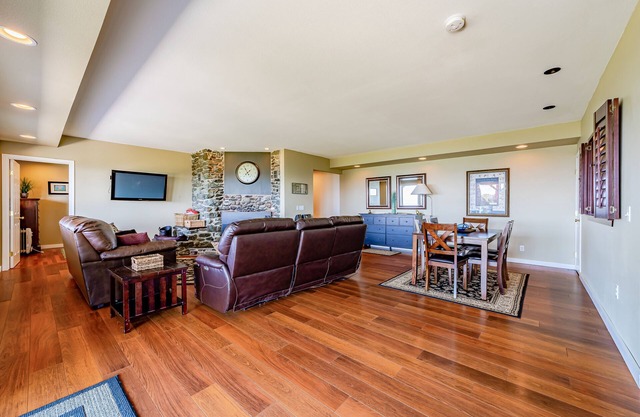 Upscale house with amazing ocean views & outdoor seating - near golfing