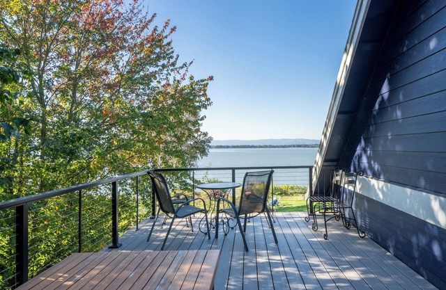 Upscale Lakefront ADU w/Access to Pickleball Court