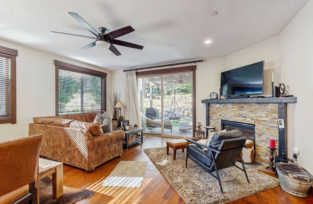 Upscale Modern Townhome with Pool, Spa and Sauna Access