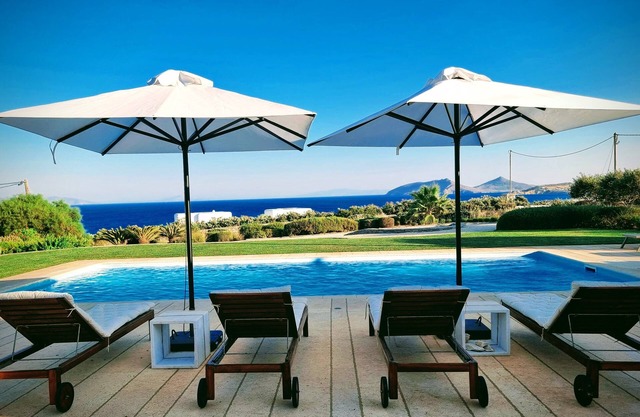 Upscale seaside villa, breathtaking view, near Naoussa and Santa Maria