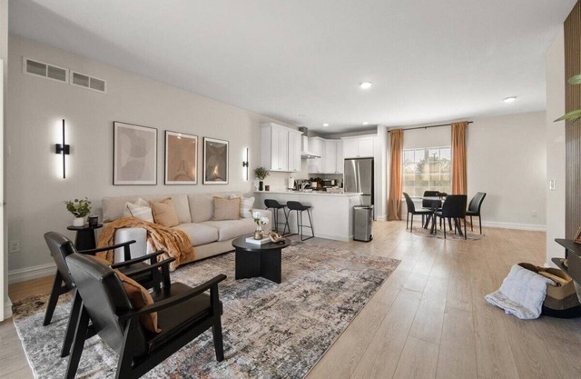 Upscale Townhome 9 mins to Campus & Stadium with Restaurants & Shopping Nearby