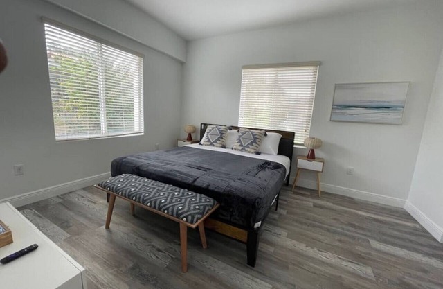 Upstairs 2bed/1bath Apt w/parking Coral Gabels