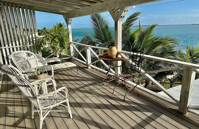 Upstairs apartment on the beach with views over the ocean