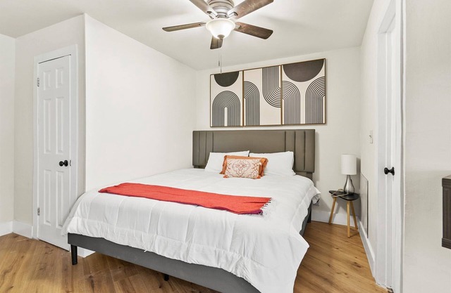 Upstay: Modern Studio Steps from Merrimack Park