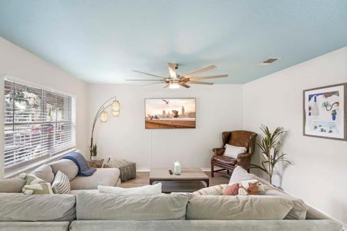 Uptown Gem The Castaway Cottage, Dog Friendly!