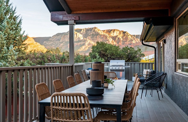Uptown Sparks - 5BR 5BA Wow Views! Spa, GamesRoom, Deck, Walk into Town