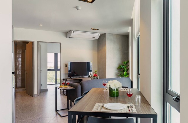 Urban 1-BR Apt w/AC & Skyline Views | VIATO HOMES