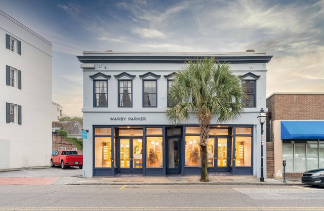 Urban and Charming, Sleeps 12 on King Street!