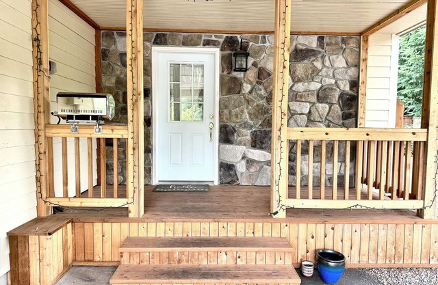 Urban corporate apartment in charming Battle Ground with WiFi
