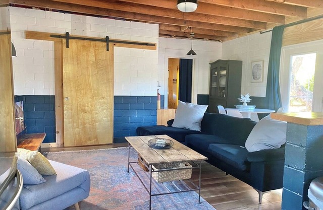 Urban Cottage. Walkable. Sweet Spring Stay