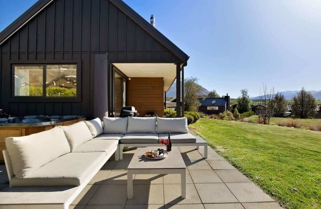 Urban Elegance | Hot tub | Close to golf course