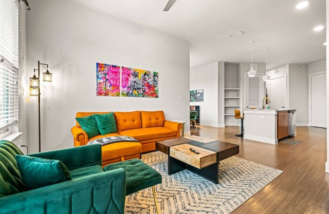 Urban Oasis: 3BR Luxe Apt City & River Views+Pool!