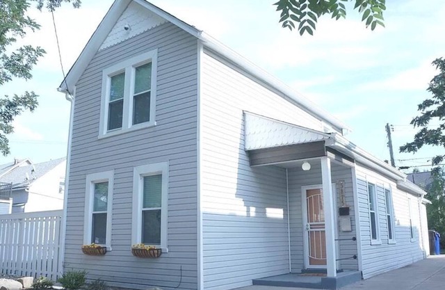 Urban Oasis- Centrally located- Walkable to Beach