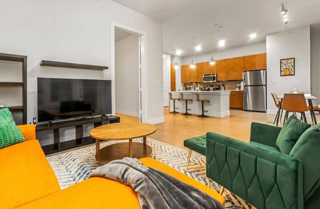 Urban Oasis: Luxe Apt City & River Views+Pool+Gym!