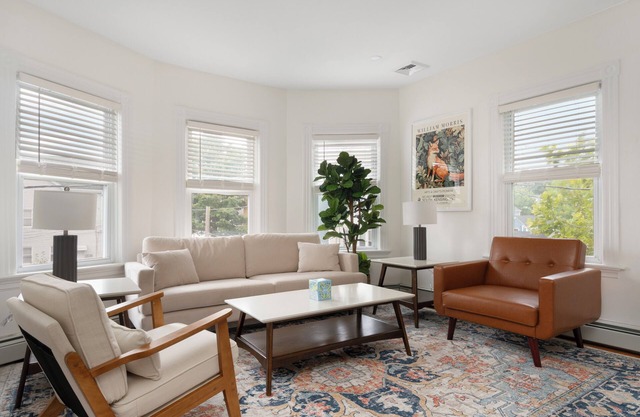 Urban Retreat: Bright, Stylish Top-Floor Apartment Near Universities & Dining