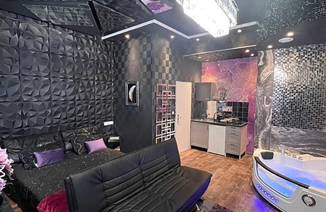 Urban Suite With Jaccuzzi on Shopping Street