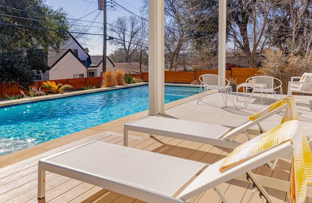 UT Football Fave - Pool, Hot Tub, BBQ Grill, Yard!