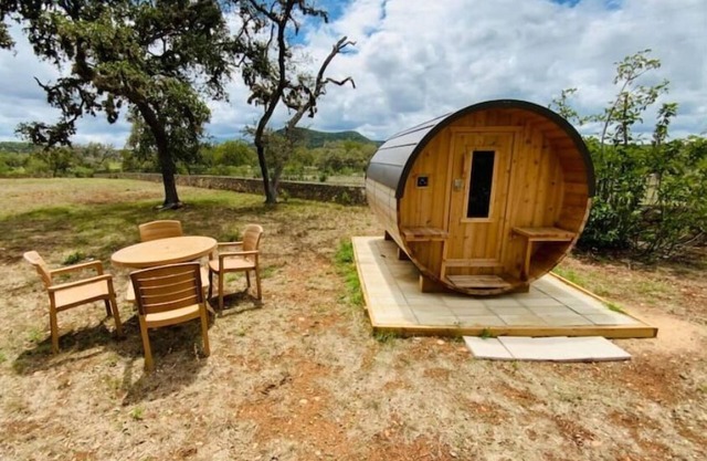 V&R Sky Ranch~Hot Tub~Starry Skies~Dry Sauna~