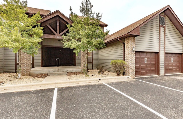 V1211-1, Golf-themed 2Br, 2Ba Villa on the 13th Fairway
