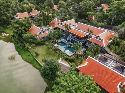 V238 Villa 6BR Lakefront Jacuzzi Sauna & Gym, Near Beach