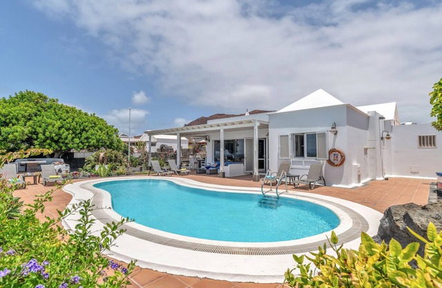 Vacation Apartment 'La Casita' with Sea View, Wi-Fi and Air Conditioning