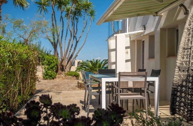 Vacation apartment with garden 5m from the water, ideal for families and water sports enthusiasts.