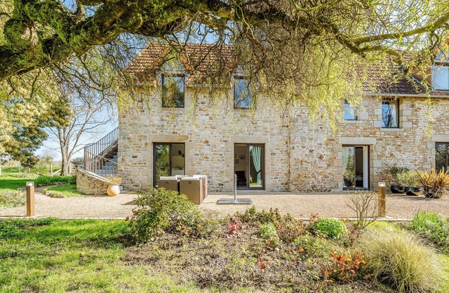 Vacation Home "Chambre D'hôte La Chapelle" with Terrace, Shared Garden & Wi-Fi