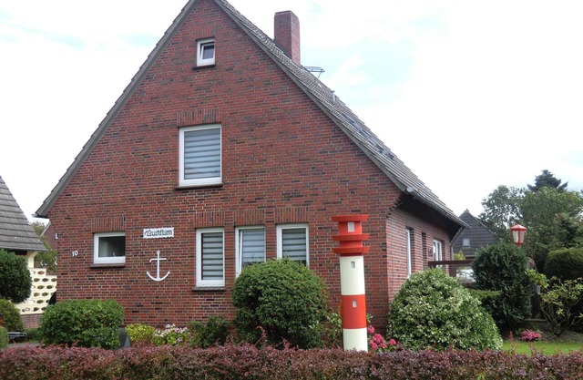 Vacation home Zum Leuchtturm in the middle of Burhave, large living area and garden