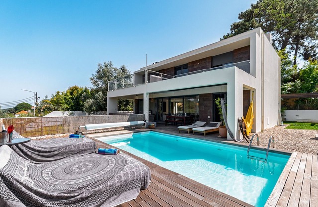 Vacation home 'Casa Praia Do Meco' with private pool, private terrace and WLAN